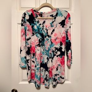 Size L - Fits size 12-14
Tunic 3/4-sleeve. Nice stretch